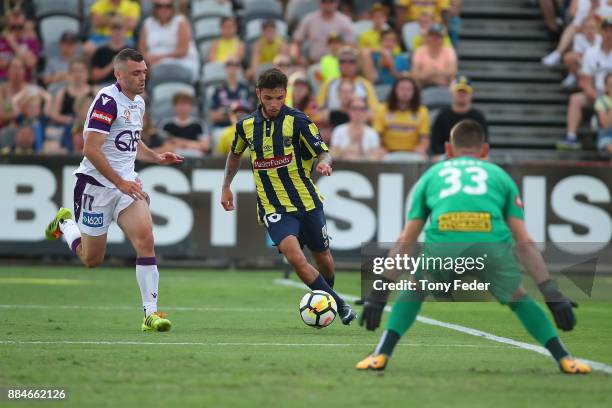 Daniel De Silva of the Mariners heads towards goal during the round nine A-League match between the Central Coast Mariners and Perth Glory at Central...