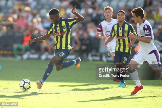 Kwabena Appiah-Kubi of the Mariners controls the ball during the round nine A-League match between the Central Coast Mariners and Perth Glory at...