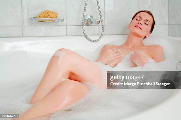 woman taking bath - frau badewanne stockfoto's en -beelden