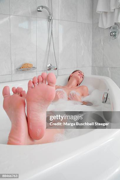 woman taking bath - frau badewanne stockfoto's en -beelden
