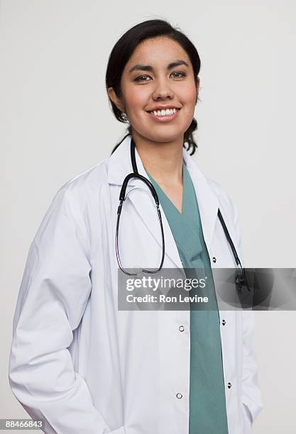 female hispanic doctor, portrait - female doctor portrait stockfoto's en -beelden