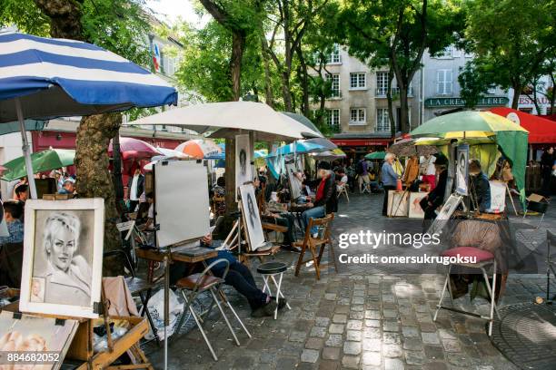 place du tertre paris with artists ready to paint tourists - painting art product stock pictures, royalty-free photos & images