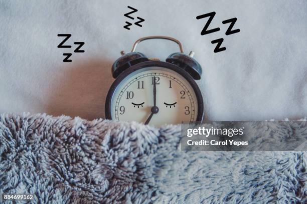 alarm clock sleeping in bed - moment of silence stockfoto's en -beelden