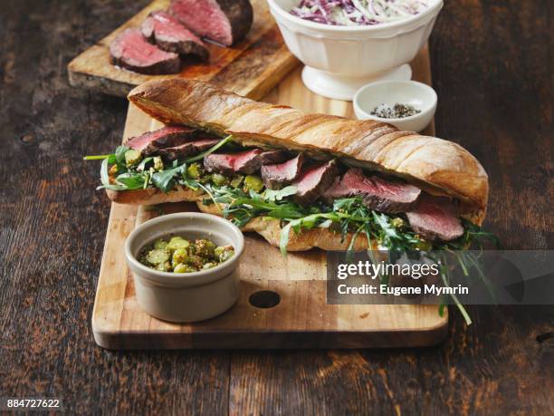 grilled steak sandwich - sliced pickles stockfoto's en -beelden