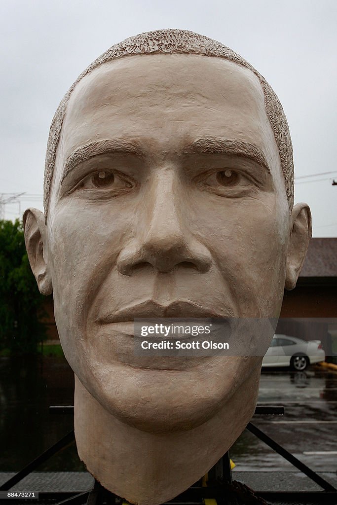 Obama Statue A truck hauling a statue of President Barack Obama sits in a hotel ...