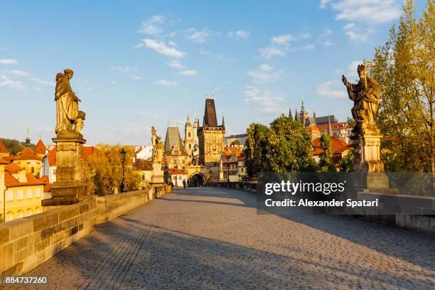 charles bridge and entrance to mala strana, prague, czech republic - prague castle foto e immagini stock