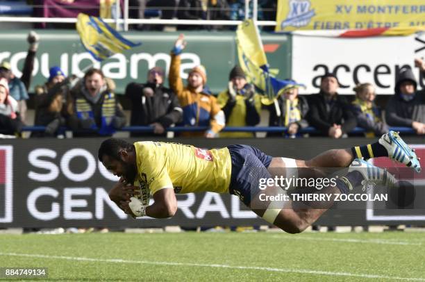 Clermont's Fijian flanker Peceli Yato scores a try during the French Top 14 Rugby union match between ASM Clermont and SU Agen at the Michelin...