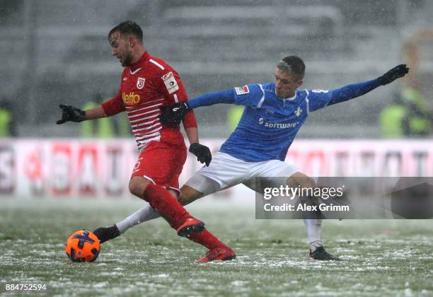 Marvin Mehlem of Darmstadt and Benedikt Gimber of Regensburg battle for the ball during the Second Bundesliga match between SV Darmstadt 98 and SSV...