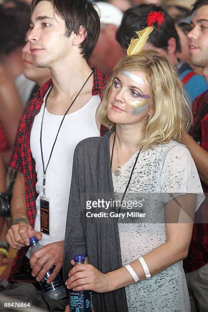 Actress Drew Barrymore and actor Justin Long watch Bon Iver perform during the 2009 Bonnaroo Music and Arts Festival on June 13, 2009 in Manchester,...