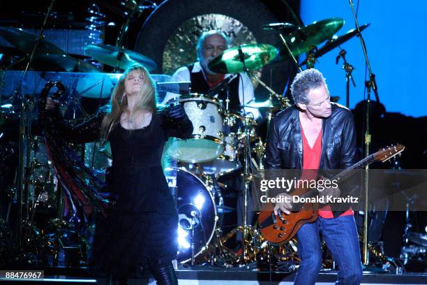 Stevie Nicks and Lindsey Buckingham of Fleetwood Mac performs at Boardwalk Hall Arena on June 13, 2009 in Atlantic City, New Jersey.