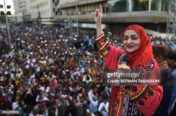 Pakistani folk singer Shazia Khushk sing Sindhi song during celebrations to mark Sindhi Culture Day in Karachi on December 3, 2017. / AFP PHOTO /...