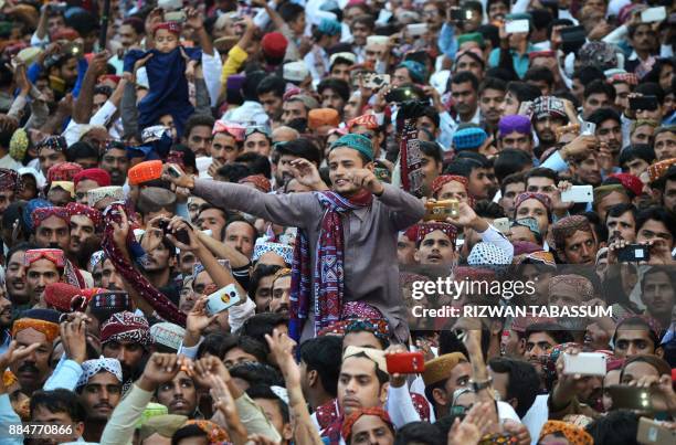 Sindhi people gather during celebrations to mark Sindhi Culture Day in Karachi on December 3, 2017. / AFP PHOTO / RIZWAN TABASSUM