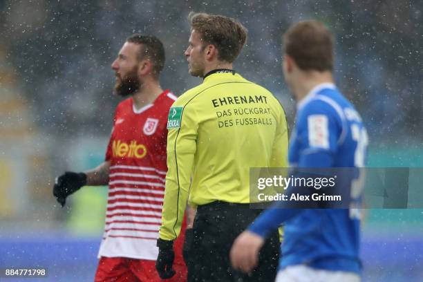 Referee Sven Waschitzki wears a jersey with the slogan 'Ehrenamt, das Rueckgrat des Fussballs' during the Second Bundesliga match between SV...