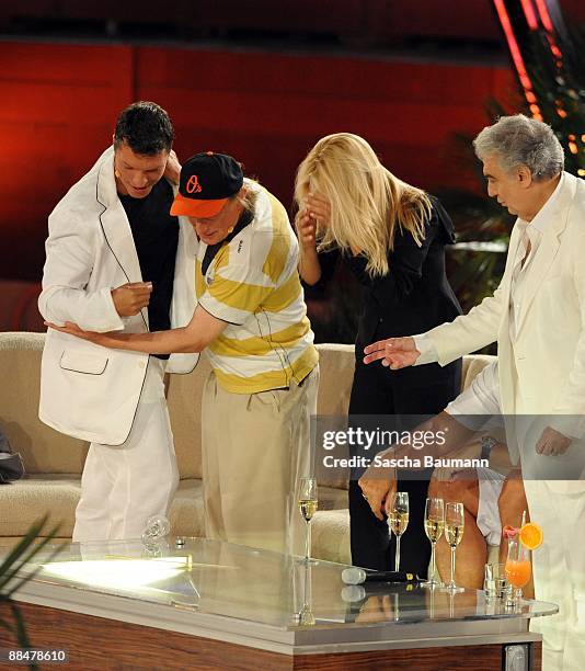 Actors Hardy Krueger Jr. , Otto Waalkes , Michelle Hunziker and singer Placido Domingo joke over a reversed glas of champagne during the Wetten...