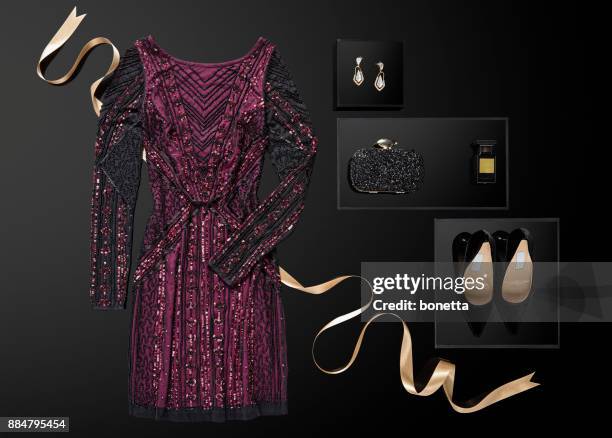 vestido de lentejuelas con accesorios personales aisladas sobre fondo negro - gold purse fotografías e imágenes de stock
