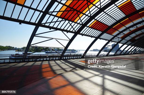 the bus terminal at amsterdam central station - centraal station stockfoto's en -beelden