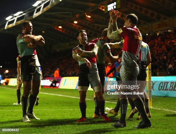 Harlequins celebrate after Tim Visser scores the winning try during the Aviva Premiership match between Harlequins and Saracens at Twickenham Stoop...