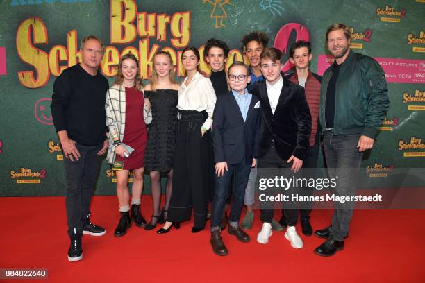 The cast with Mina Rueffer, Paula Donath, Nina Goceva, Henning Baum, Uwe Ochsenknecht, Jasmin Barbara Mairhofer, Benedict Gloeckle, Caspar Krzysch,...