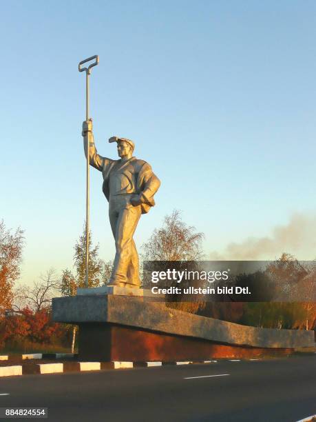 Ukraine, das Donezbecken, Kurzform Donbass, Gebiet Donezk, Mariupol, Ortseingang, Denkmal ?Der Stahlwerker? an der Einfahrt in die Stadt, Bildhauer...