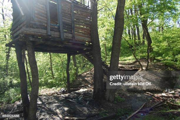 Ukraine, das Donezbecken, Kurzform Donbass, Gebiet Donezk, Umgebung der Stadt Tores, eine illegale Kohlengrube , der neu angelegte Stollen führt...