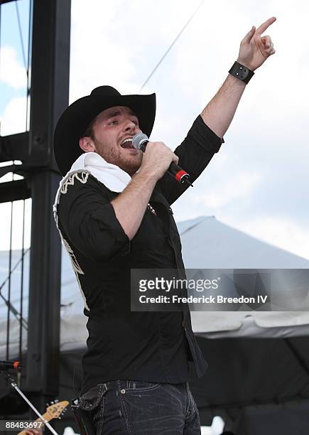 Chris Young performs during the 2009 CMA Music Festival at Riverfront Park on June 13, 2009 in Nashville, Tennessee.