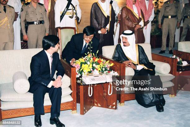 Crown Prince Naruhito and Riyadh Governor Salman bin Abdulaziz Al Saud attend a dinner at Riyadh Province headquarters on November 7, 1994 in Riyadh,...