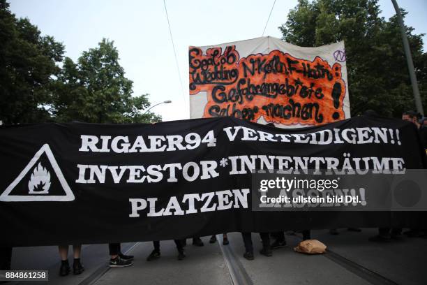 Das Fronttransparent mit dem Demonstrationsmotto "Rigaer94 verteidigen! Investor*Innenträume platzen lassen!" Rund 4000 Menschen sind in...