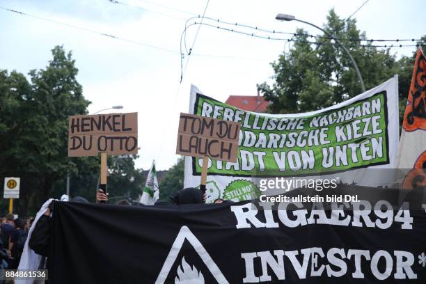 Demonstranten halten Schilder mit der Aufschrift "Henkel du Otto" und "Tom du Lauch". Damit sind Berlins Innensenator Frank Henkel sowie der Berliner...