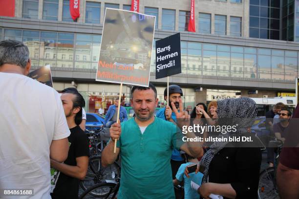 Ein männlicher Demonstrant mit einem Schild "Nein zum Militaerputsch"