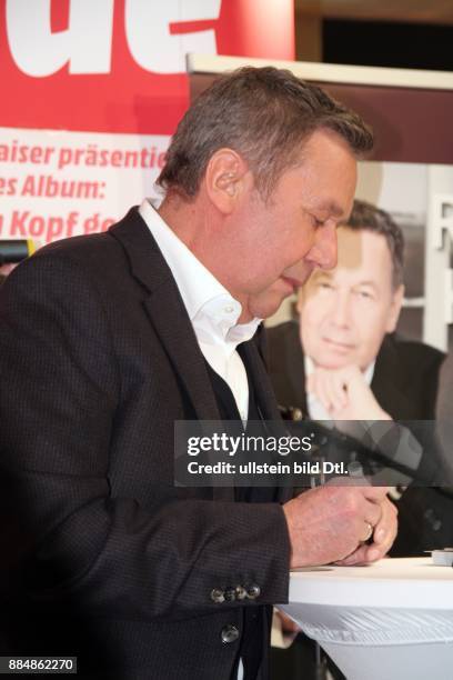 Autogrammstunde von Roland Kaiser zu seiner neuen CD "Auf den Kopf gestellt" im Linden Center in Berlin Neu Hohenschönhausen.