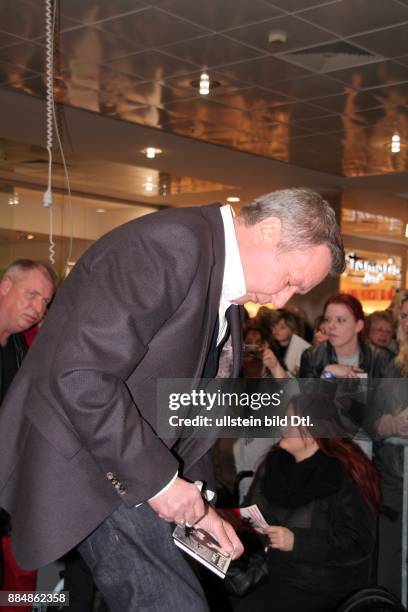 Autogrammstunde von Roland Kaiser zu seiner neuen CD "Auf den Kopf gestellt" im Linden Center in Berlin Neu Hohenschönhausen.