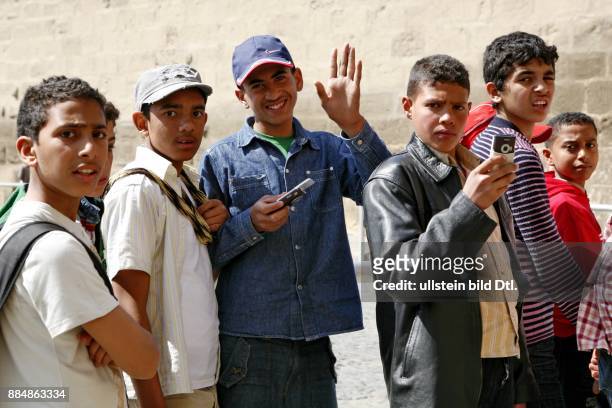 Schüler bei Ausflug auf der Zitadelle in Kairo lachen und grüßen in die Kamera