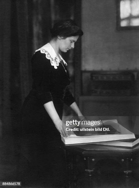 Geborene Katharina Hedwig Pringsheim *24.07.1883-+ Ehefrau des deutschen Schriftstellers Thomas Mann, Deutschland Portrait, in ihrem Boudoir...