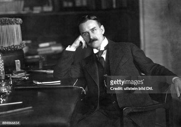 Mann, Thomas - Schriftsteller, D *06.06.1875-+ Nobelpreistraeger fuer Literatur - Portrait an seinem Schreibtisch - um 1916 - Aufnahme: Friedrich...