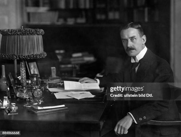 Schriftsteller, Deutschland *06.06.1875-+ Nobelpreistraeger fuer Literatur - Portrait an seinem Schreibtisch - um 1916 - Aufnahme: Friedrich Mueller...