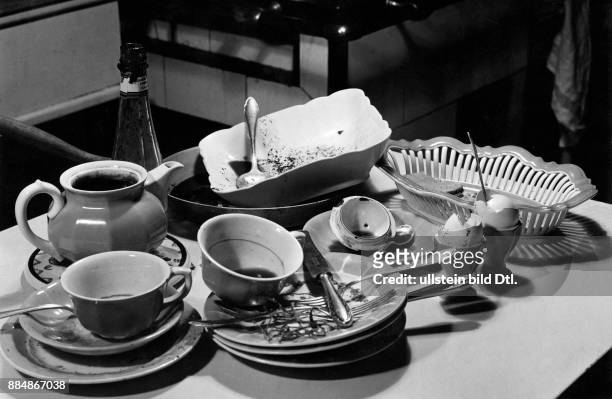 Gebrauchtes Geschirr, für den Abwasch in der Küche gestapelt Aufnahme: Paulus Leeser Originalaufnahme im Archiv von ullstein bild