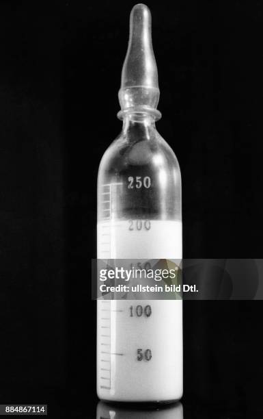 Eine mit Milch aufgefüllte Milchflasche für Kinder aus Glas mit eingezeichnetem Maßstab Aufnahme: Paulus Leeser Originalaufnahme im Archiv von...