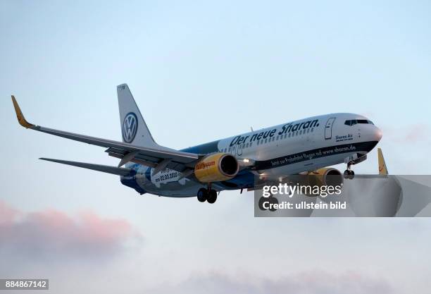 Deutschland Berlin Berlin - Passagierflugzeug der Fluggesellschaft TUIfly beim Anflug auf den Airport Berlin-Tegel, Vollwerbung fuer Volkswagen, Der...