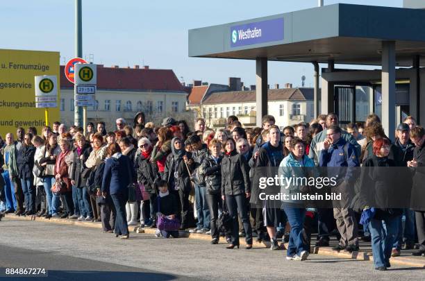 Deutschland Berlin - Fahrgaeste warten an der Bushaltestelle auf der Putlitzbruecke auf den Bus im Schienenersatzverkehr fuer die U-Bahnlinie U9 -