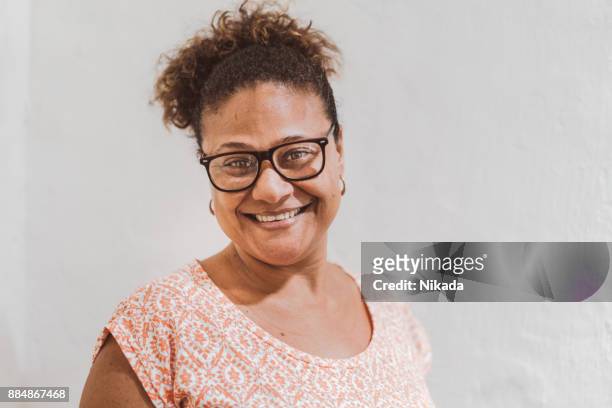 portret van braziliaanse vrouw voor witte muur - citizenship stockfoto's en -beelden