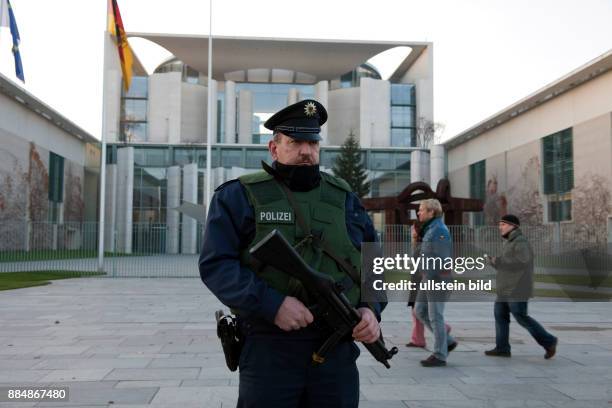 Germany Berlin Mitte - Federal Chancellery, policeman with bullet-proof vest and machine guns on guard -