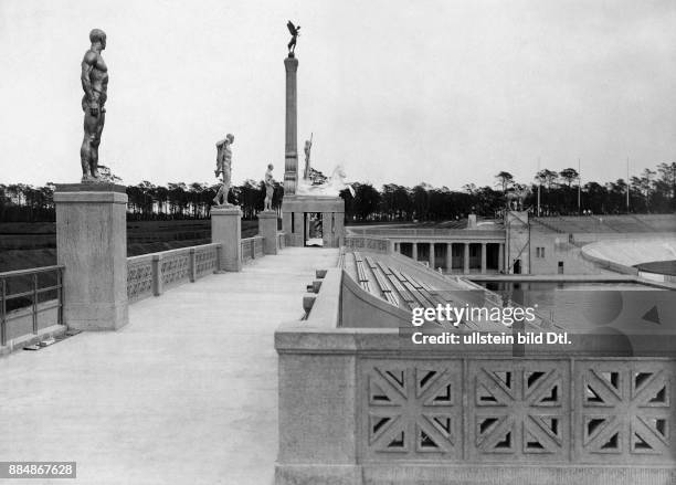 Das ehemalige Deutsche Stadion in Berlin Grunewald, Blick auf das Schwimmbecken - 1913 - Aufnahme: Robert Sennecke Originalaufnahme im Archiv von...