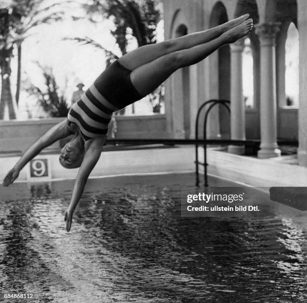 Sportlerin, Wasserspringerin, USA *-+ Portrait beim seitlichen Sprung ins Schwimmbecken Aufnahme: Sennecke Originalaufnahme im Archiv von ullstein...