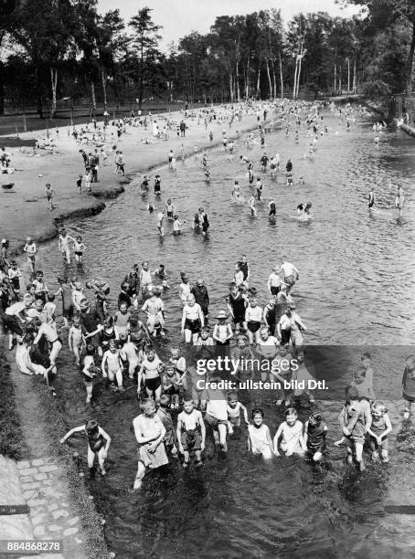 Badegäste im Volkspark Schönholzer Heide am Seeufer Aufnahme: Robert Sennecke Originalaufnahme im Archiv von ullstein bild