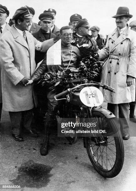 Rennfahrer, Motorenbauer, Deutschland *1893-1954+ Portrait auf seine Motorrad Aufnahme: Robert Sennecke Originalaufnahme im Archiv von ullstein bild