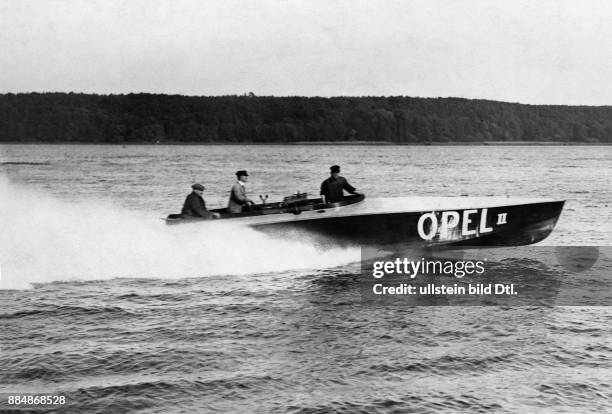 Opel, Fritz von - Industrieller, Deutschland *04.05.1899-+ Fritz von Opel auf seinem Motorboot bei voller Fahrt Originalaufnahme im Archiv von...