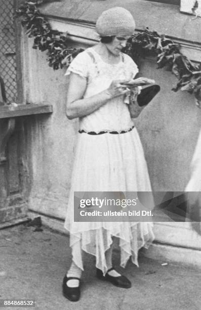 Serie Derby 1932 in Moskau: elegant gekleidete Besucher auf der Pferderennbahn, Frau im hellen Kleid Aufnahme: Strassberg - Unionbild...