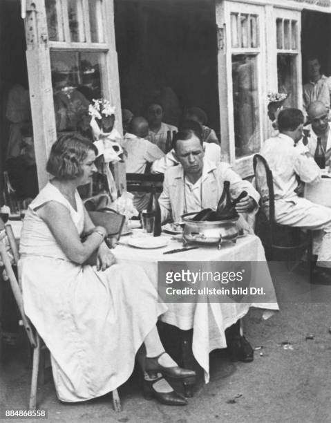 Serie Derby 1932 in Moskau: elegant gekleidete Besucher auf der Pferderennbahn speisen im Restaurant Aufnahme: Strassberg - Unionbild...