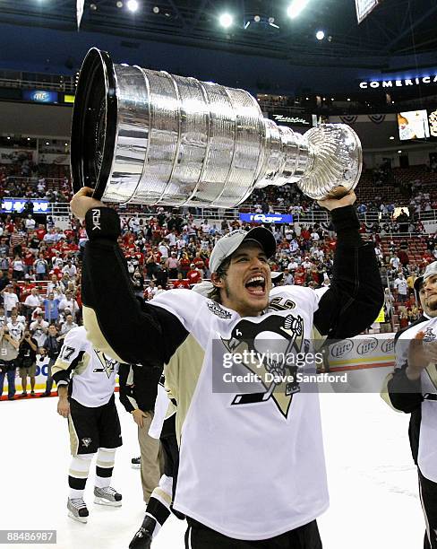 Sidney Crosby Stanley Cup 2009 Photos And Premium High Res Pictures sidney-crosby-stanley-cup-2009-photos-and-premium-high-res-pictures