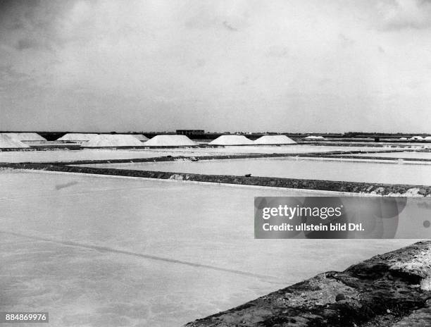 Die Britische Kolonie in Jemen, künstlich angelegte Verdungstungsbecken einer Saline Originalaufnahme im Archiv von ullstein bild